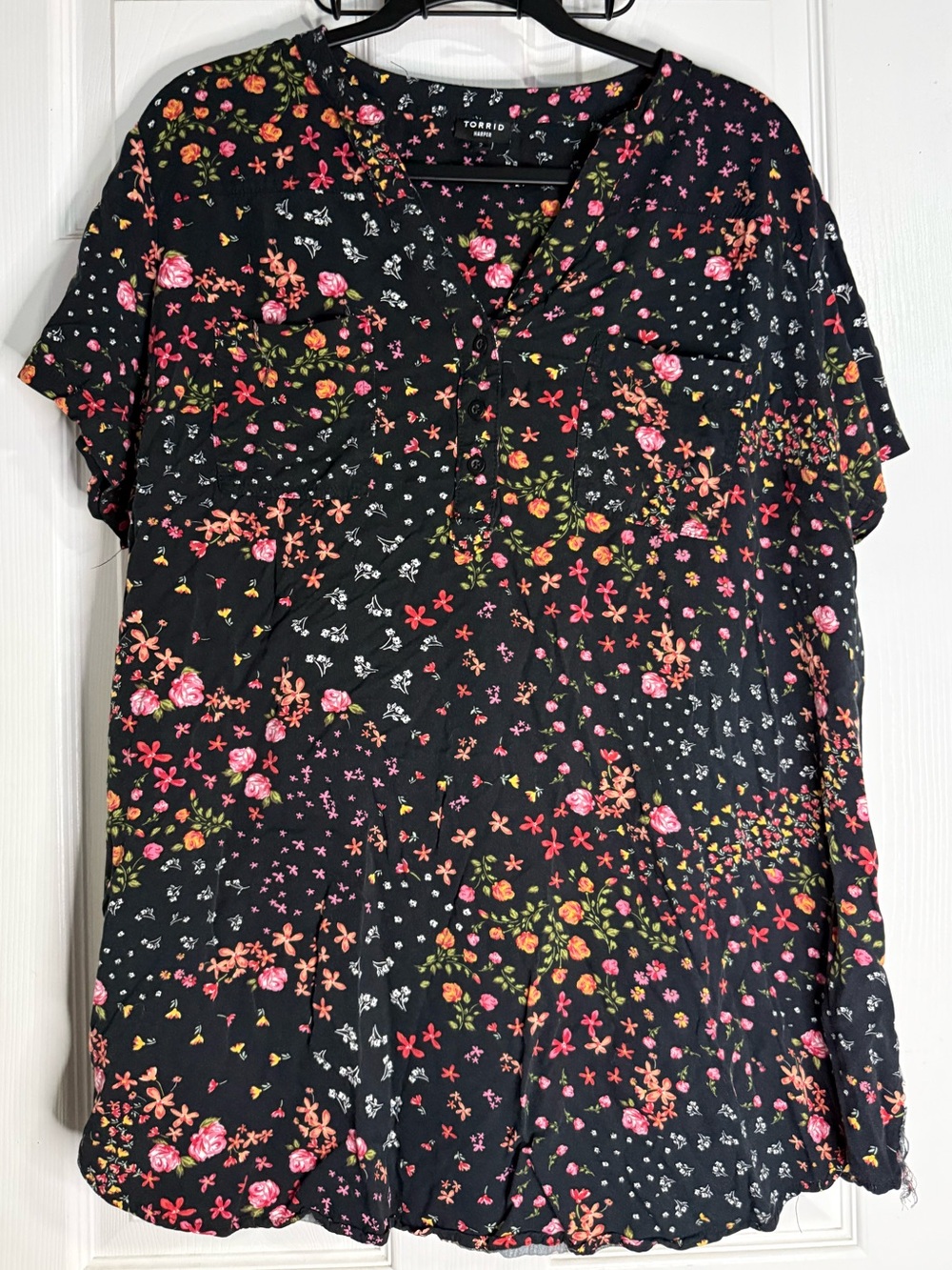 Torrid Floral Blouse Plus Size 2X Button Front Short Sleeve black pinks